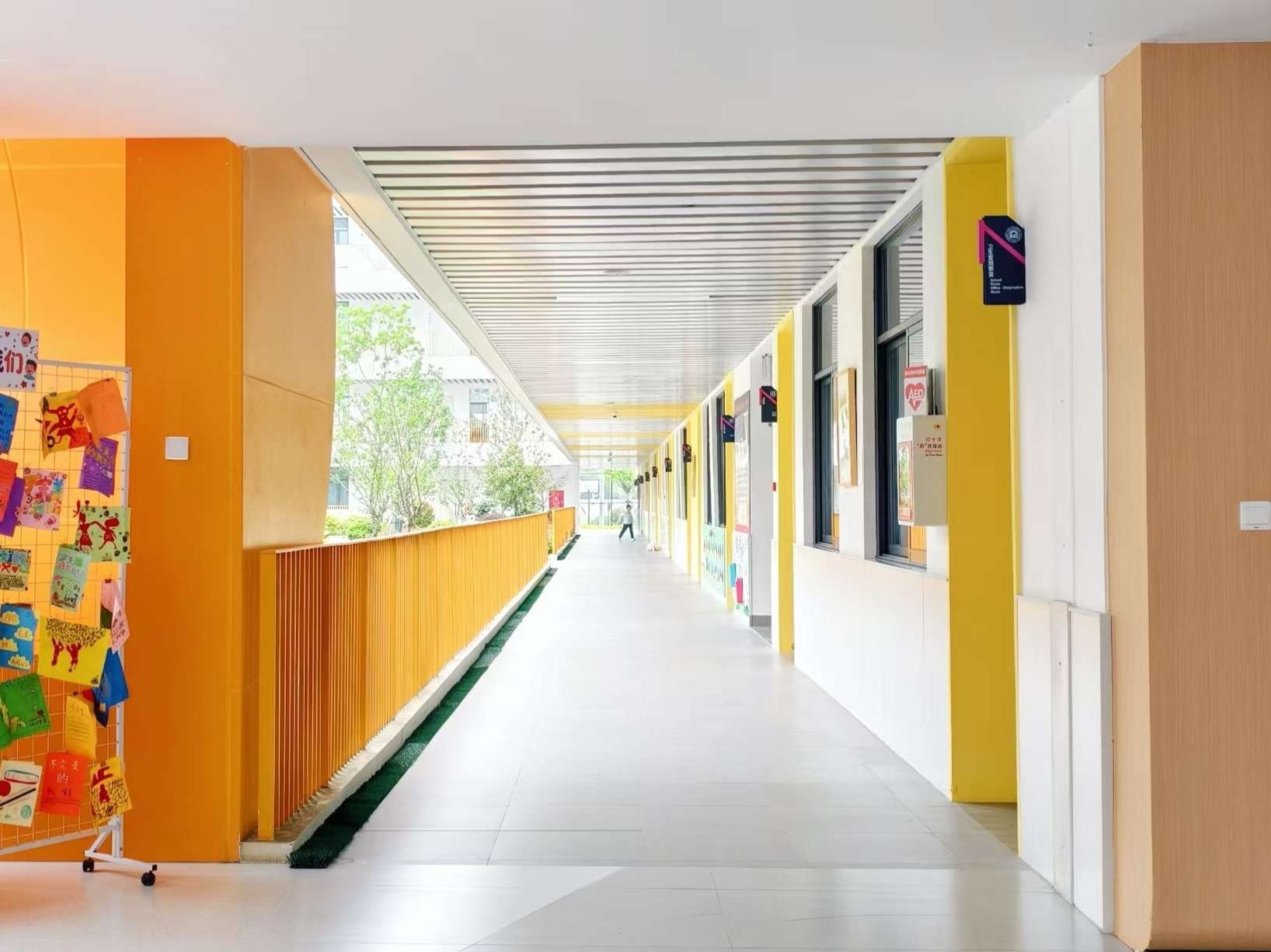 Mantendo o campus limpo: Jiechi presta serviços à Escola Songjiang Aiju