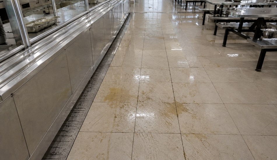 Guia de Limpeza de Pisos para Cozinhas Comerciais 2026: Escolha a Lavadora de Pisos Certa para Passar nas Inspeções Sanitárias Sem Esforço